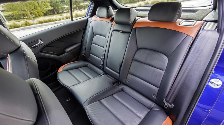 Интерьер Kia Forte5 2016 года  (фото 16 из 37)